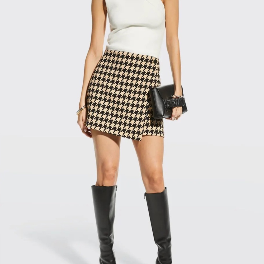 Alice + Olivia Black and Tan Houndstooth Mini Skirt